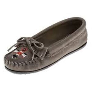 Minnetonka NWOT Children’s Thunderbird II Kilty Moccasin in Grey Suede. Size 5.